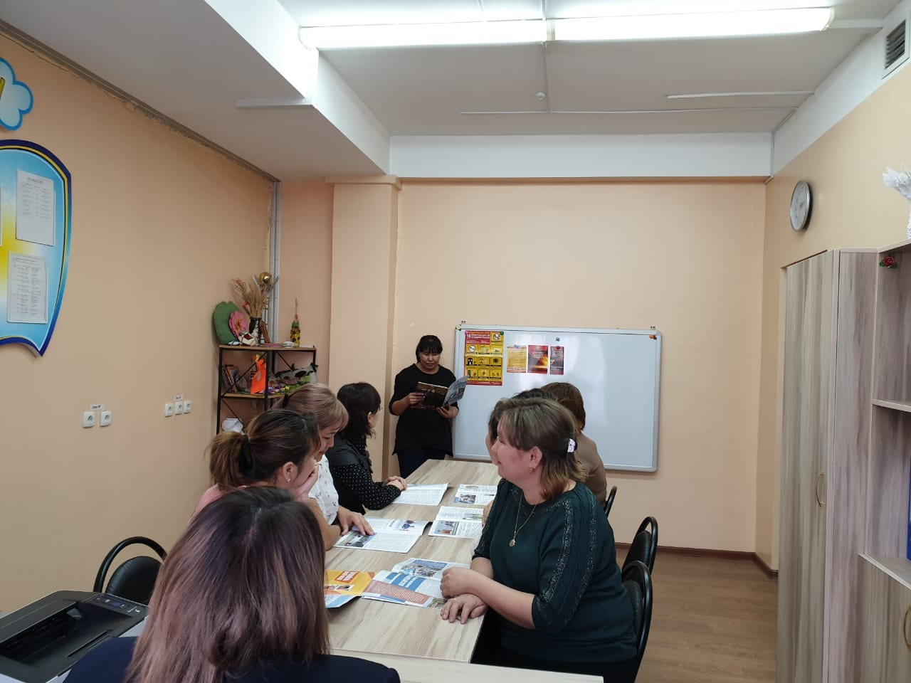 Шаруашылық меңгерушісі А.Б. Ураханова «Өрт сөндіру құралдарын дұрыс пайдалану туралы педагогтармен практикалық сабақ өткізді