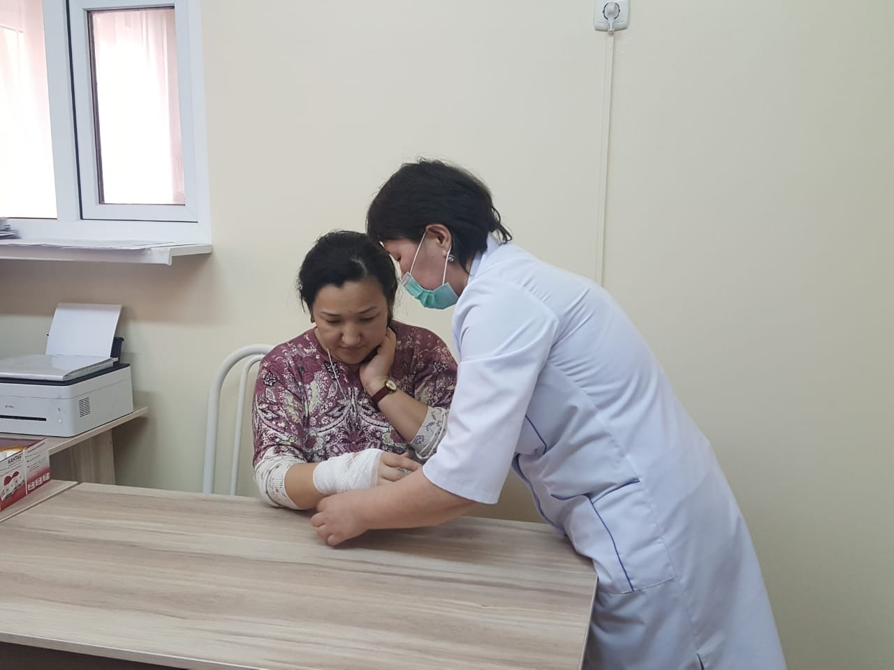 Мейірбике А.Е. Канапина педагогтармен жарақаттану кезінде көрсетілетін алғашқы көмек туралы практикалық сабақ жүргізді