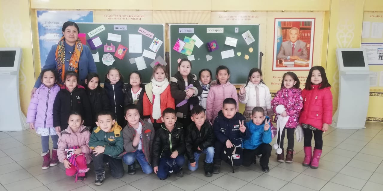 Педагог А.Т. Тагибаева мектепке даярлық сыныбымен №182 жалпы білім беретін мектепке саяхат жасады.