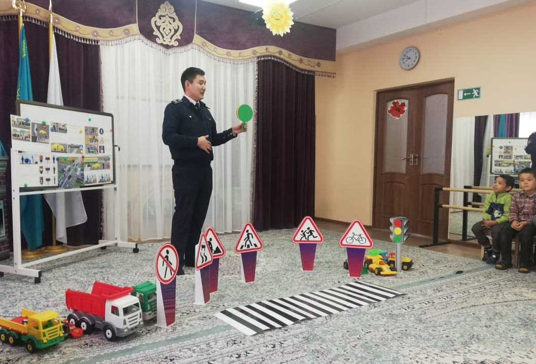 Ересектер және мектепалды даярлық сыныбы МАИ қызметкері  Алпысбаев Алмас Талғатұлымен кездесіп қызықты ойындар ойнады