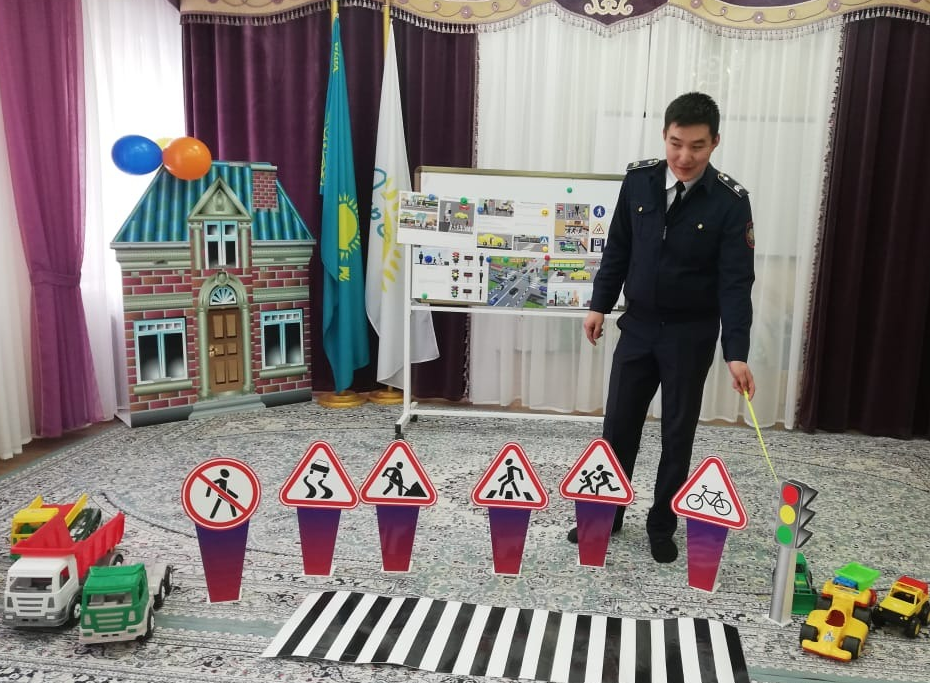 II кіші және ортаңғы топтармен МАИ қызметкері  Алпысбаев Алмас Талғатұлымен кездесіп қызықты ойындар ойнады