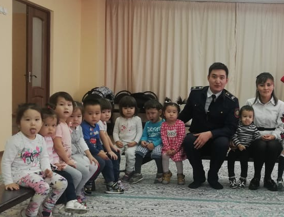 II кіші және ортаңғы топтармен МАИ қызметкері  Алпысбаев Алмас Талғатұлымен кездесіп қызықты ойындар ойнады