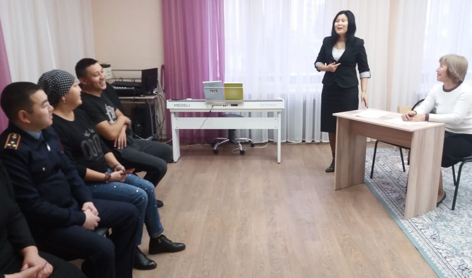 Қамқоршылық кеңес  төрайымы Агадилова У.Б  кеңес мүшелерімен