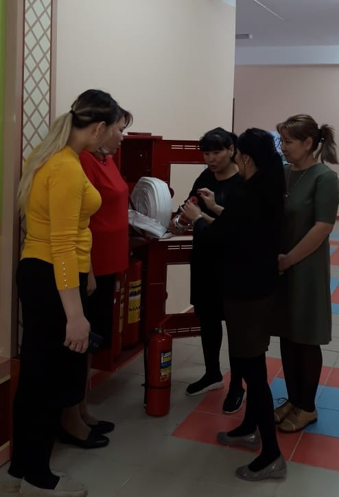 Шаруашылық меңгерушісі Ураханова А.Б «Алғашқы өрт сөндіру  құралдары не үшін қажет?» тақырыбында практикалық сабақ өткізді