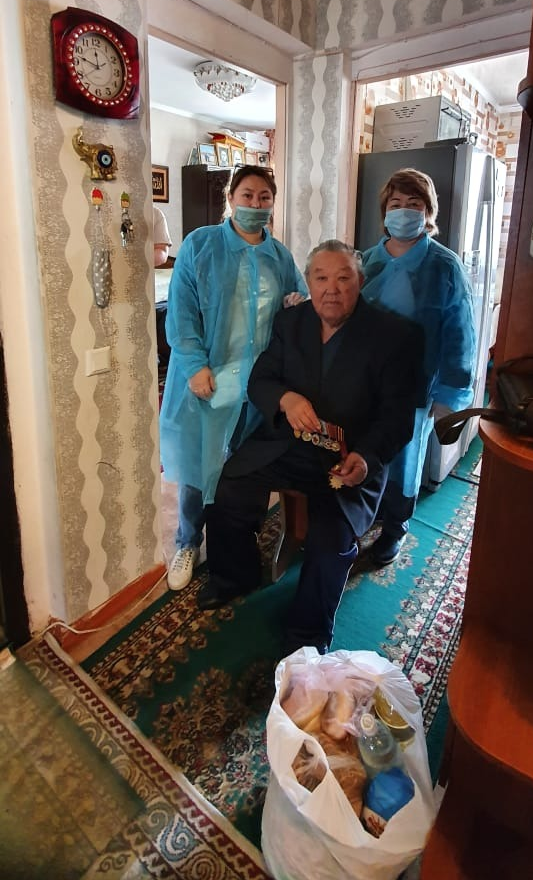 Б/б меңгерушісі М.Н.Ерназарова соғыс ардагерлері Арженников Генади Михайлович, Гайсина Дина және тыл ардагерлерімен кездесіп Жеңістің 75 жылдығымен құттықтап, қайырымдылық іс-шарасын жасады